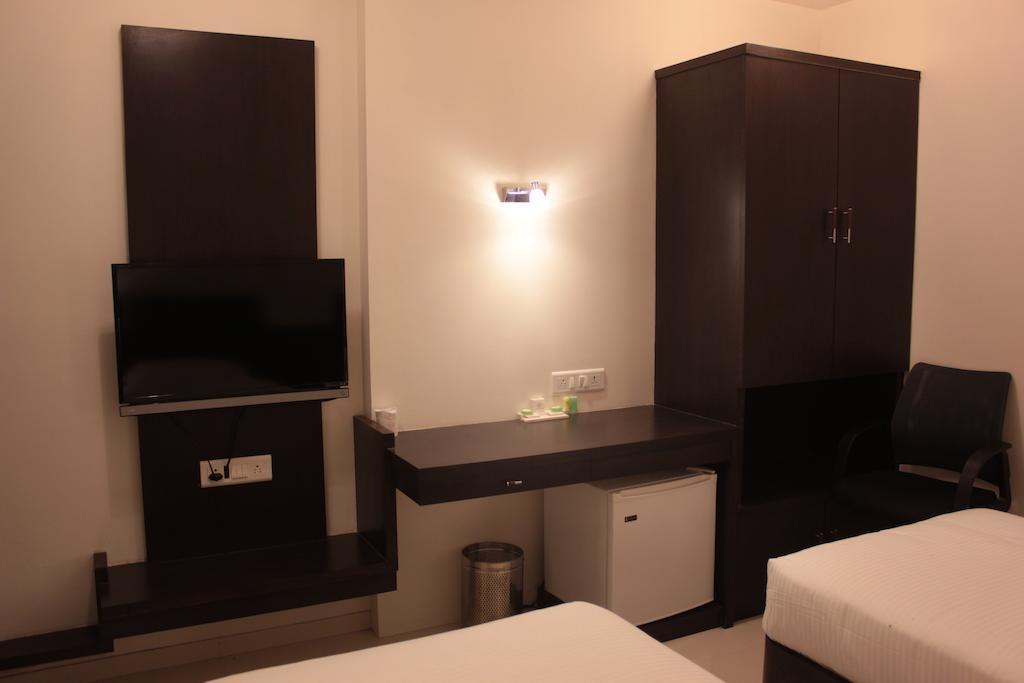 Hotel Magnum Inn Джунагад Екстериор снимка