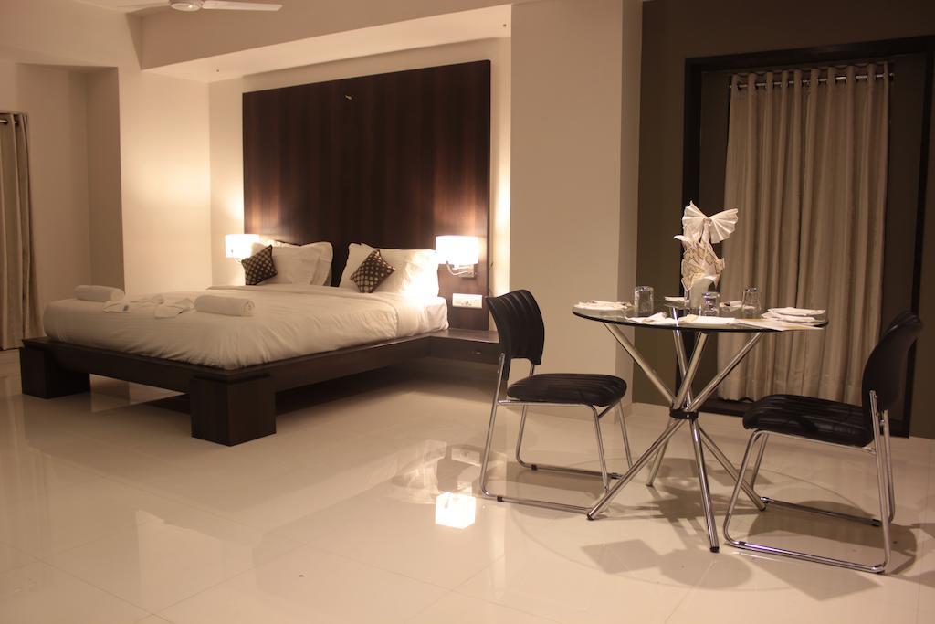 Hotel Magnum Inn Джунагад Стая снимка