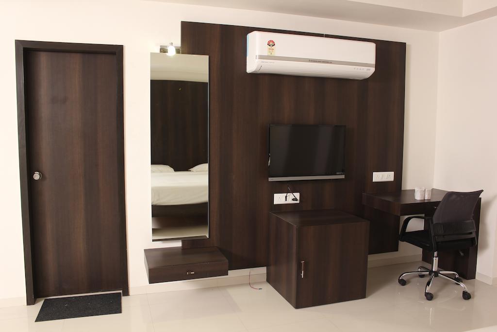 Hotel Magnum Inn Джунагад Стая снимка