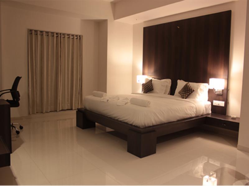 Hotel Magnum Inn Джунагад Екстериор снимка