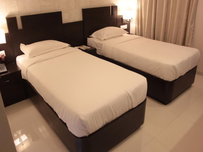 Hotel Magnum Inn Джунагад Екстериор снимка