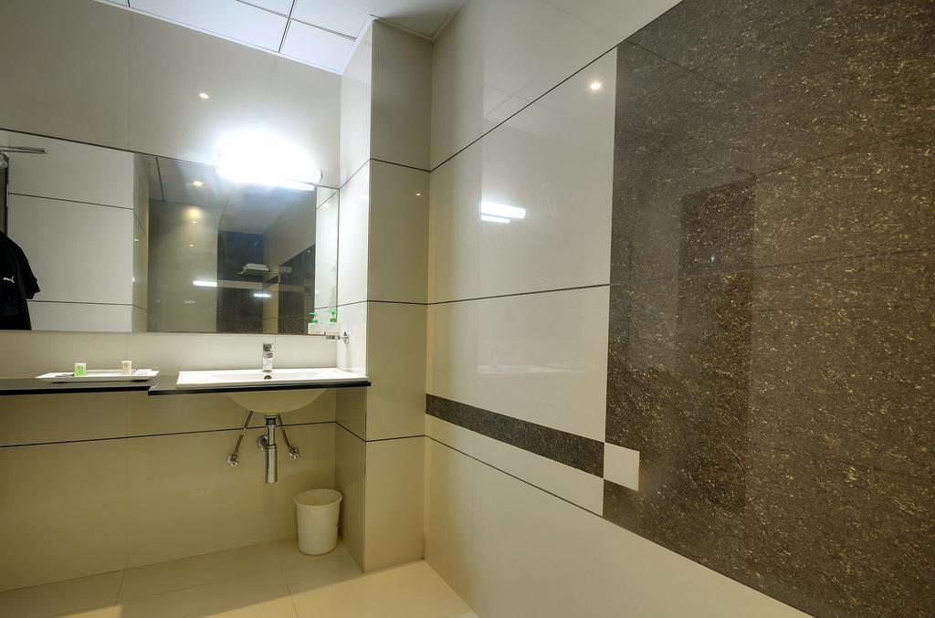 Hotel Magnum Inn Джунагад Екстериор снимка
