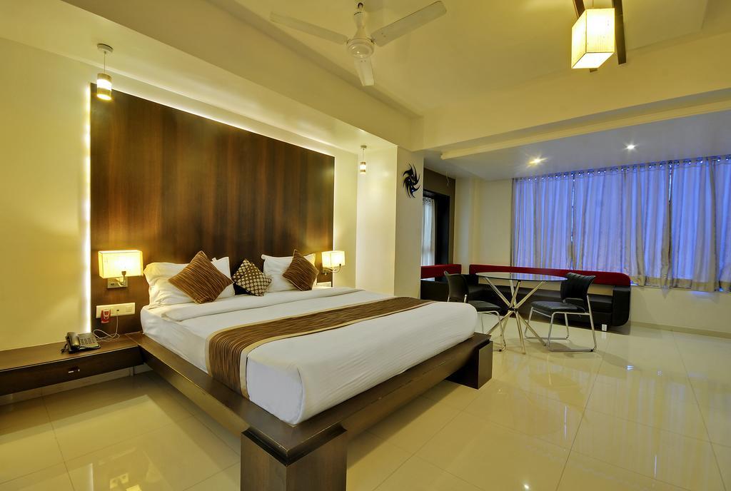 Hotel Magnum Inn Джунагад Екстериор снимка