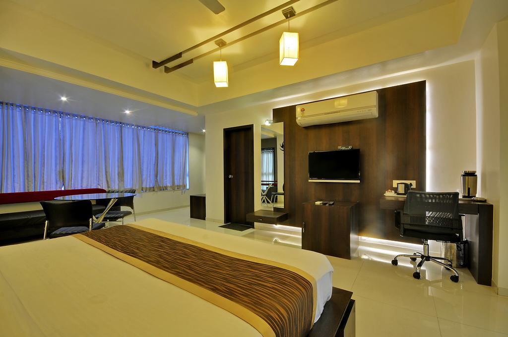 Hotel Magnum Inn Джунагад Екстериор снимка