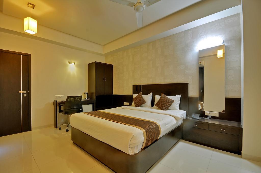 Hotel Magnum Inn Джунагад Екстериор снимка