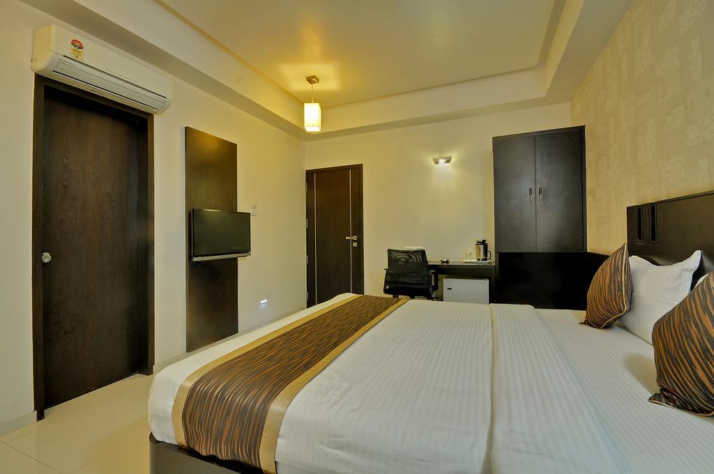 Hotel Magnum Inn Джунагад Екстериор снимка