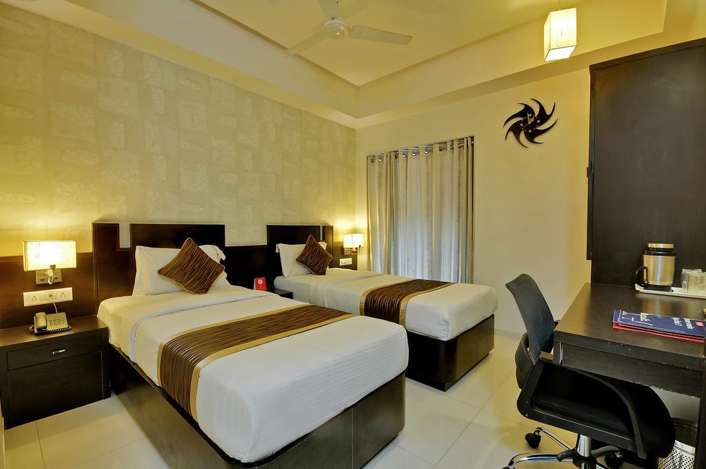 Hotel Magnum Inn Джунагад Екстериор снимка