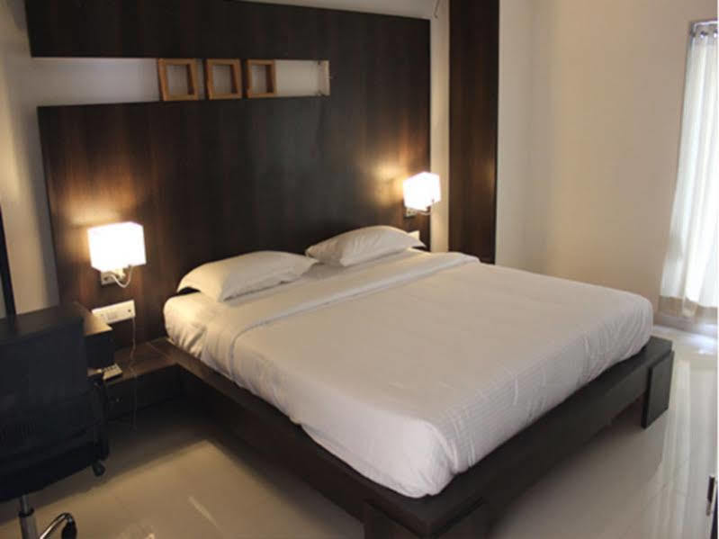 Hotel Magnum Inn Джунагад Екстериор снимка