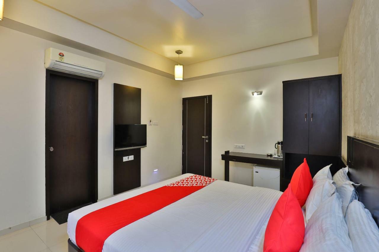 Hotel Magnum Inn Джунагад Екстериор снимка