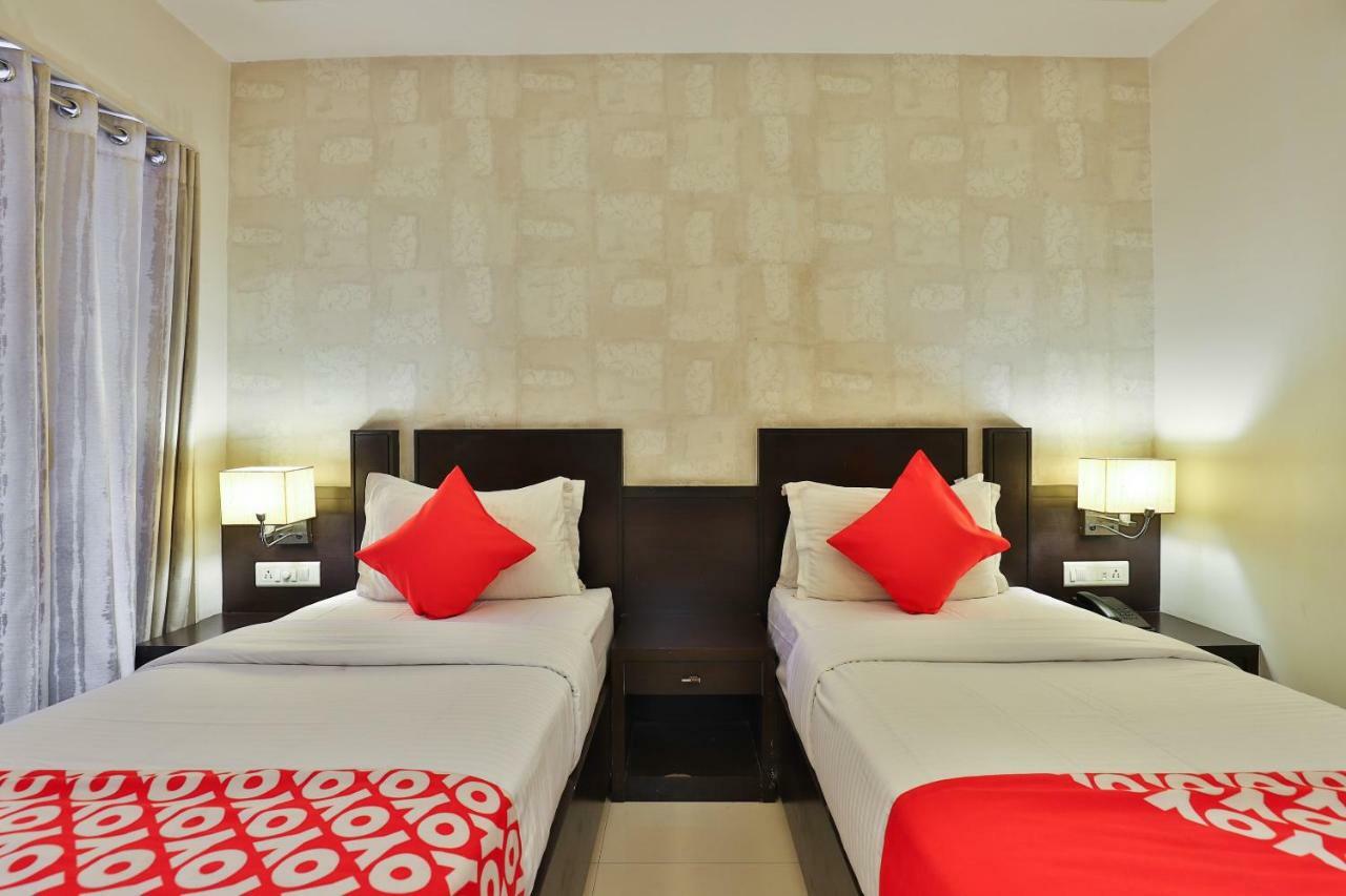Hotel Magnum Inn Джунагад Екстериор снимка