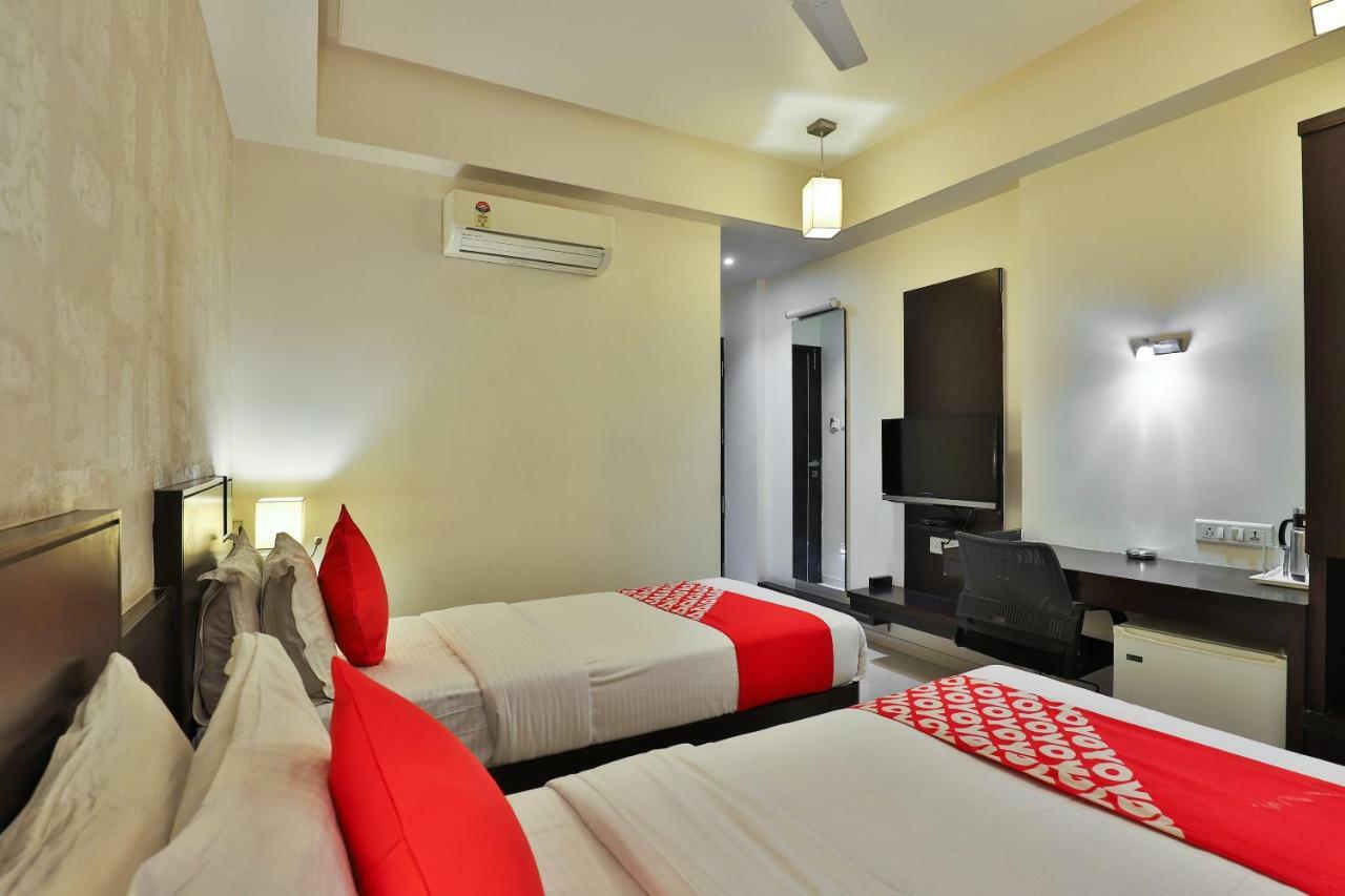 Hotel Magnum Inn Джунагад Екстериор снимка