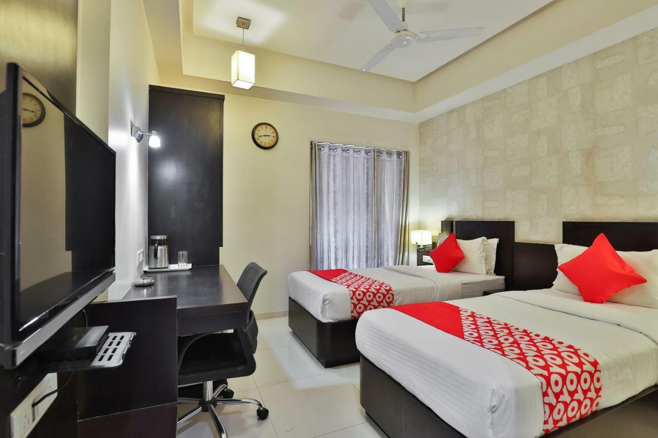 Hotel Magnum Inn Джунагад Екстериор снимка